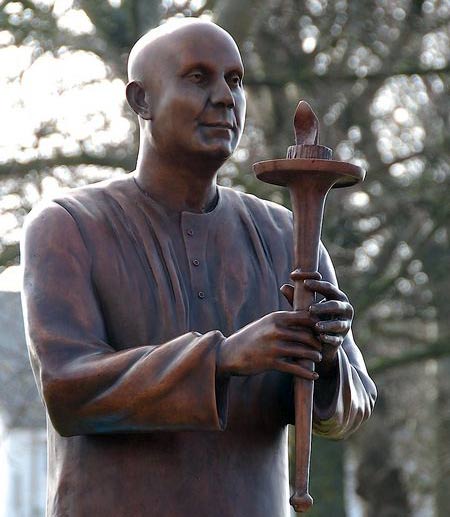 statue-close-up-cropped Sri Chinmoy